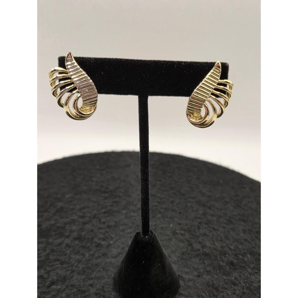 Unbranded Stud Earrings Women Gold Tone Excellent Abstract Ribbed Wing